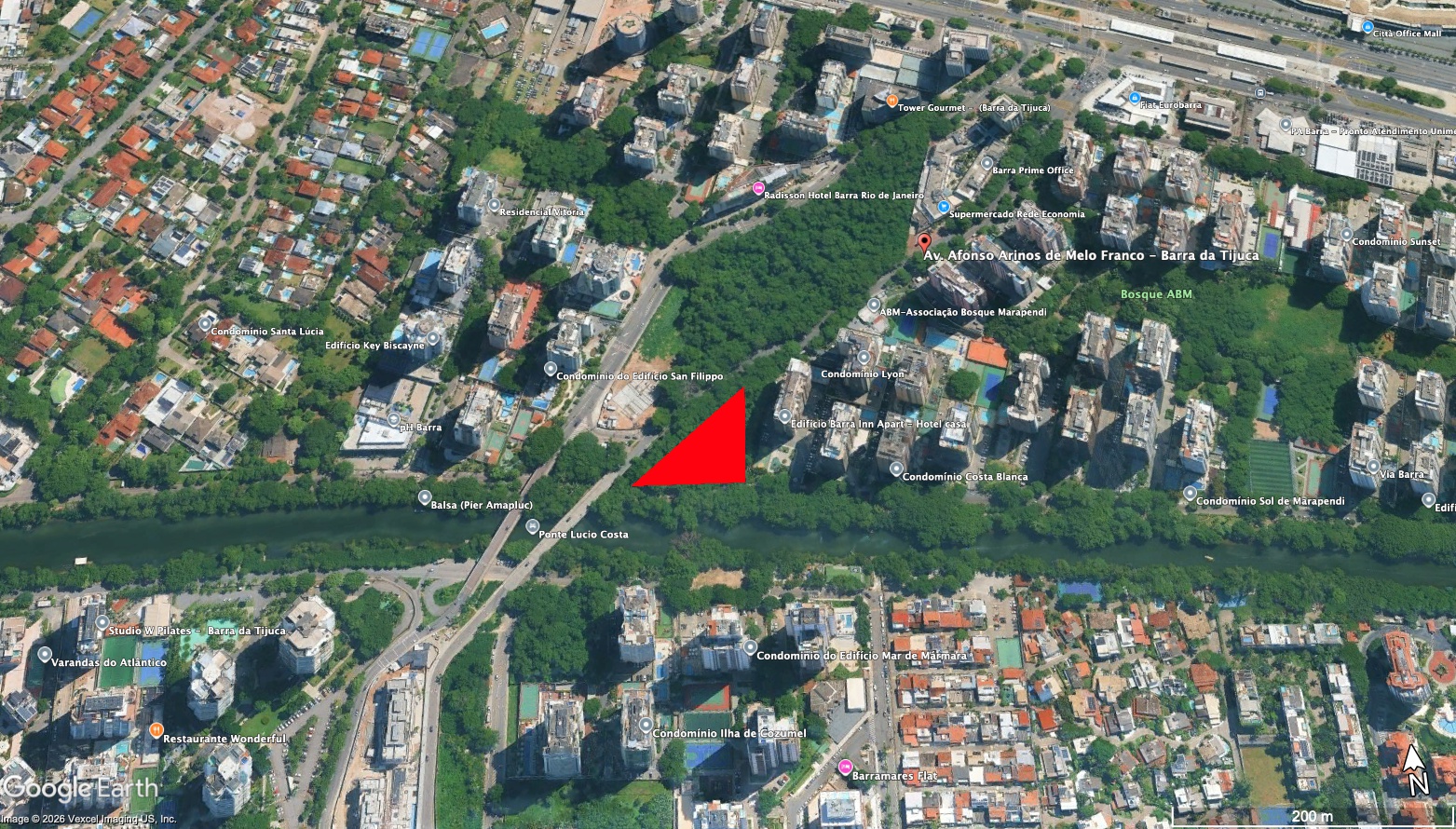 Imagem de satélite da Barra da Tijuca com o terreno do Kronos demarcado na Av. Afonso Arinos de Melo Franco