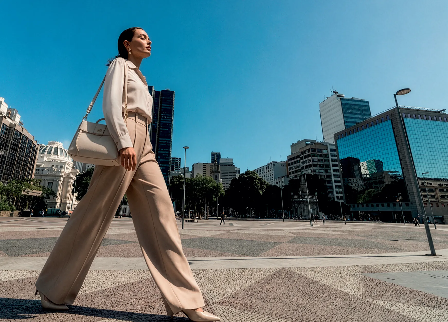 Pedestre caminhando na Praça XV, no Centro do Rio, próximo ao Q Studios