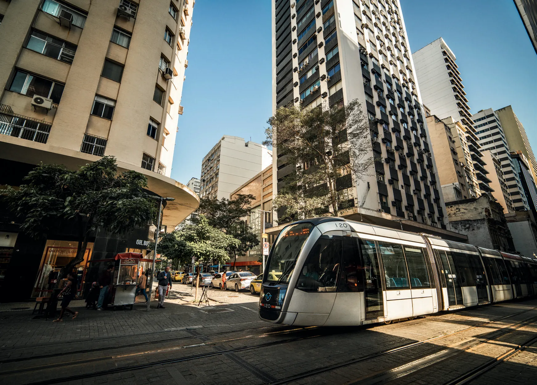 VLT circulando na Rua Sete de Setembro, esquina do Q Studios, no Centro do Rio